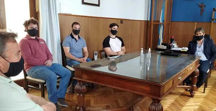 Fioramonti visitó la Escuela de Estética junto a estudiantes