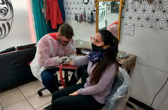 Tatuadores afirman que debieron achicar la ganancia para mantener el trabajo