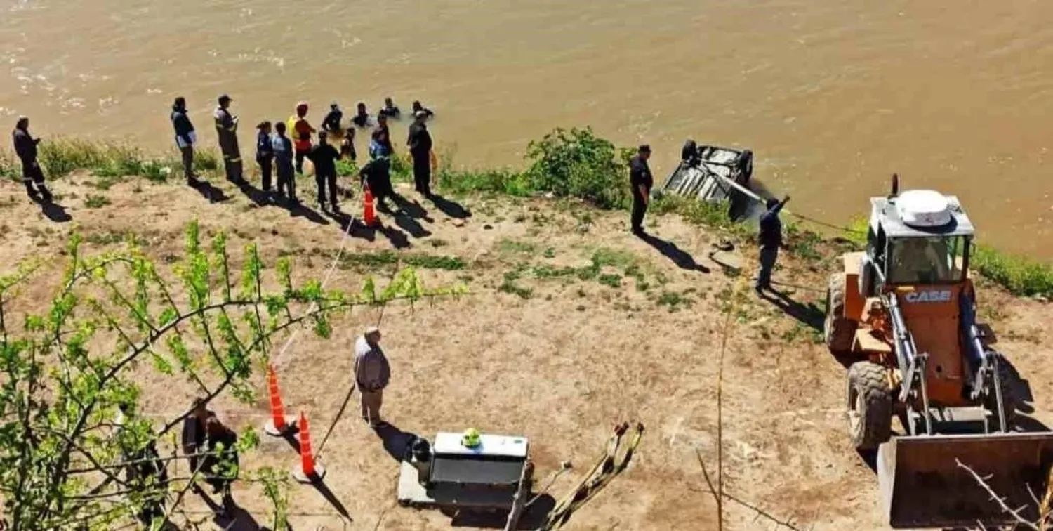 El momento en el que rescataban el vehículo. Crédito: Gentileza SL24