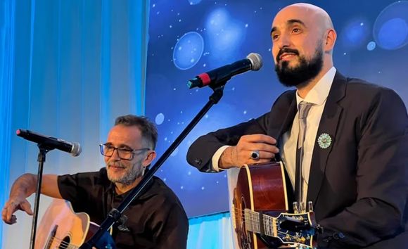 Abel Pintos brilló cantando el Himno Nacional en el Día de la Patria en la gala “Argentina, elijo creer”