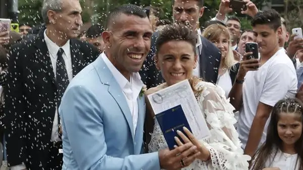 Robaron en la casa de Tevez mientras festejaba su boda en Uruguay