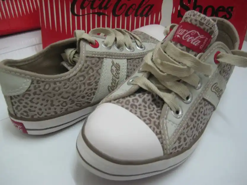 Coca - Cola empezará a vender ropa y zapatillas en la Argentina
