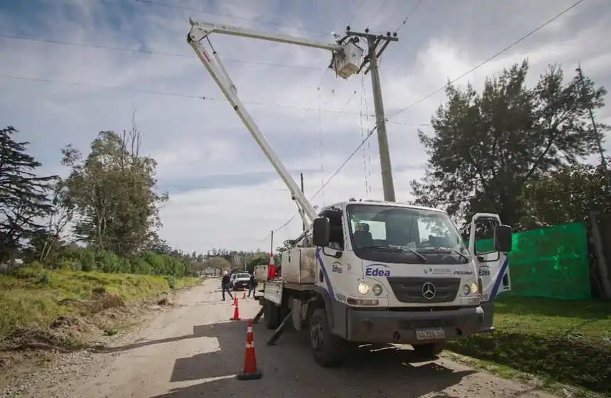Realizan mejoras en la red de media y baja tensión que alimenta Sierra de los Padres