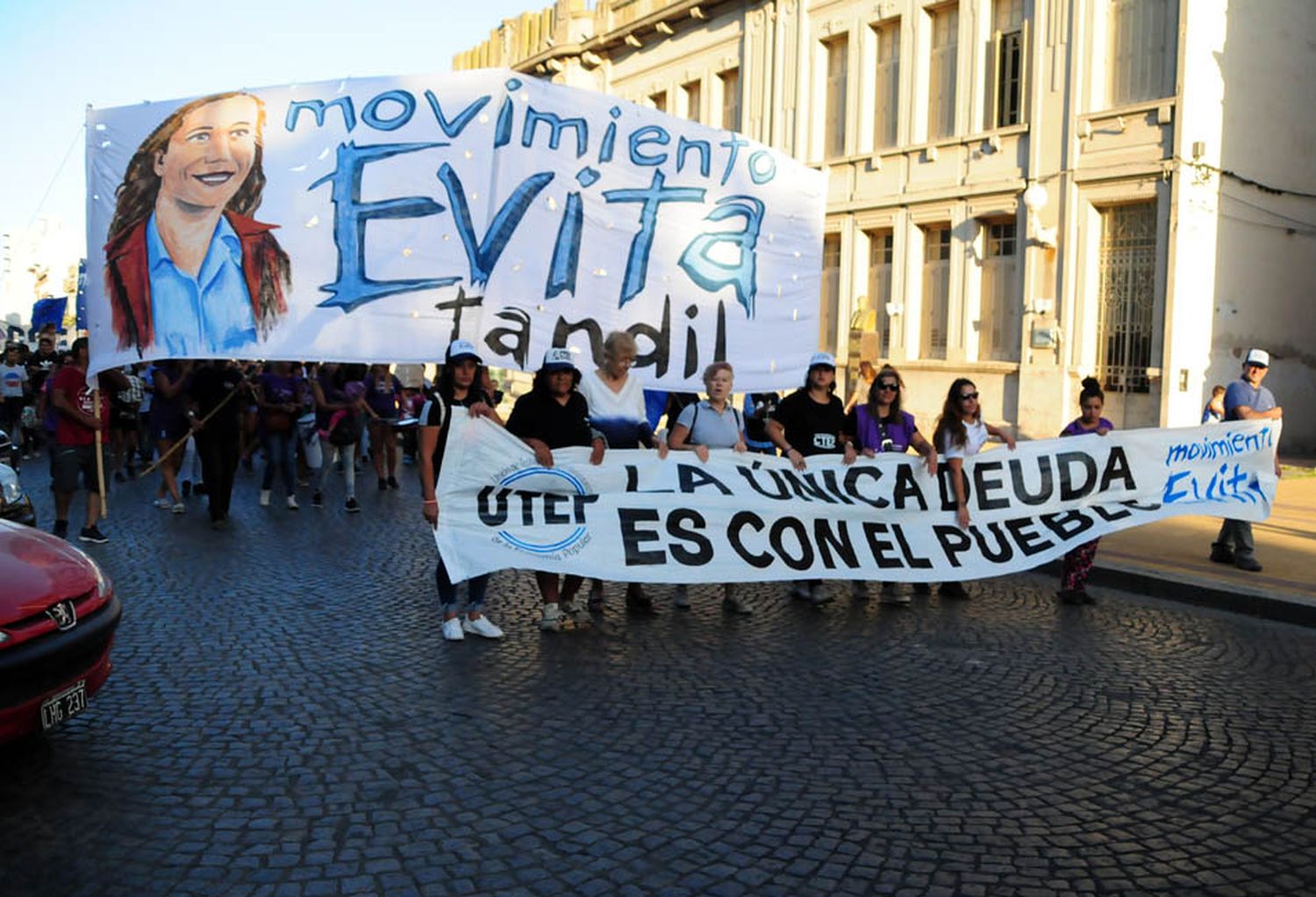 “La deuda es con todos”, fue el lema de las organizaciones sociales que marcharon en contra de la misión del FMI