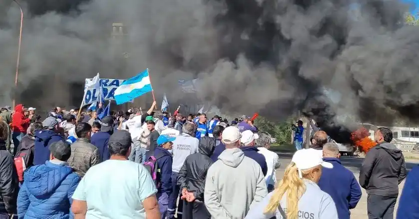 Multitudinaria manifestación de trabajadores del sudoeste santafesino, sobre ruta 8.