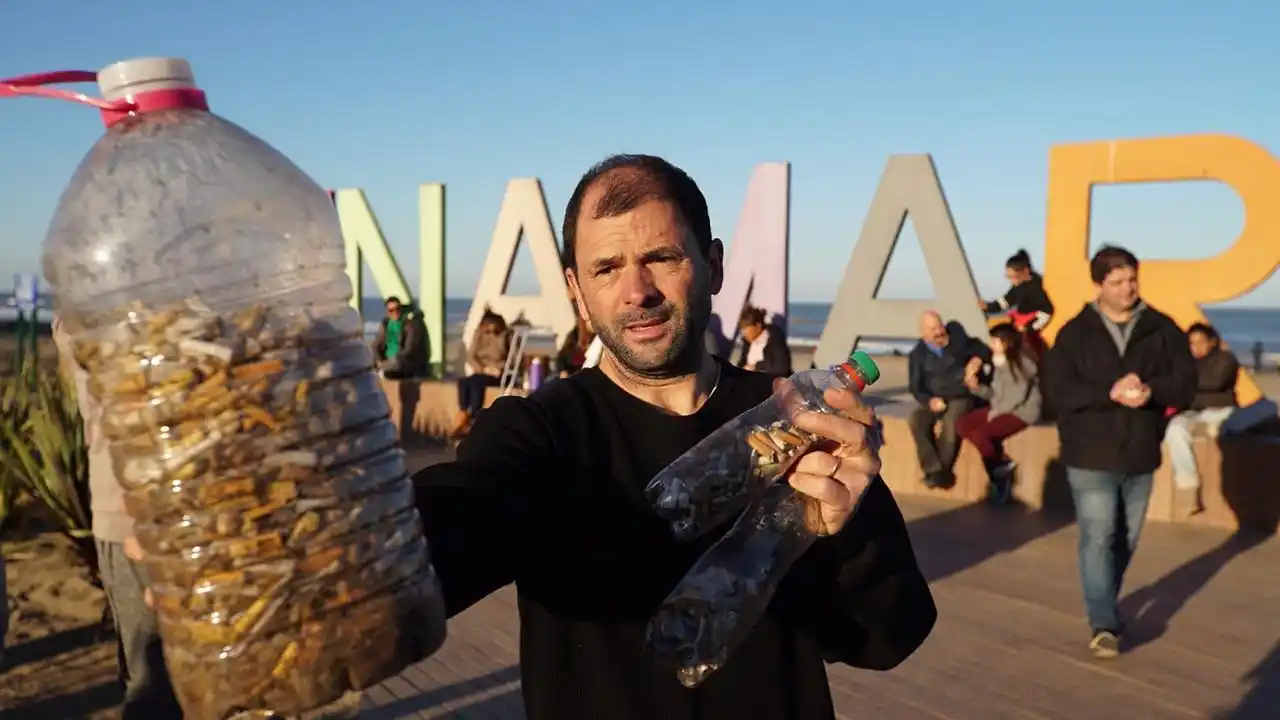 Gastón Caminata, despertólogo ambiental de Pinamar: “Tengo cuatrocientas mil colillas en mi casa que saqué de la playa”