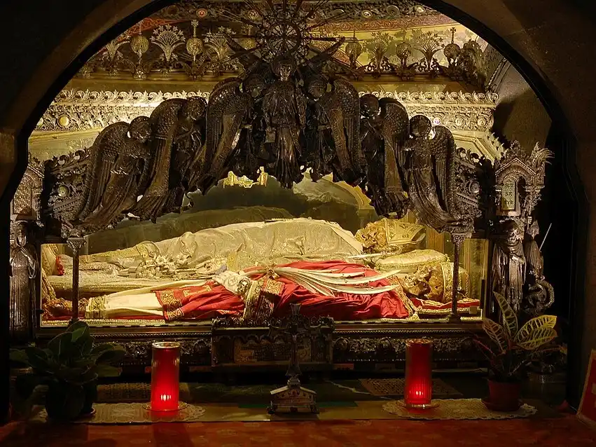 Sepulcro de san Ambrosio en la basílica que lleva su nombre, en Milán. Foto: Gentileza