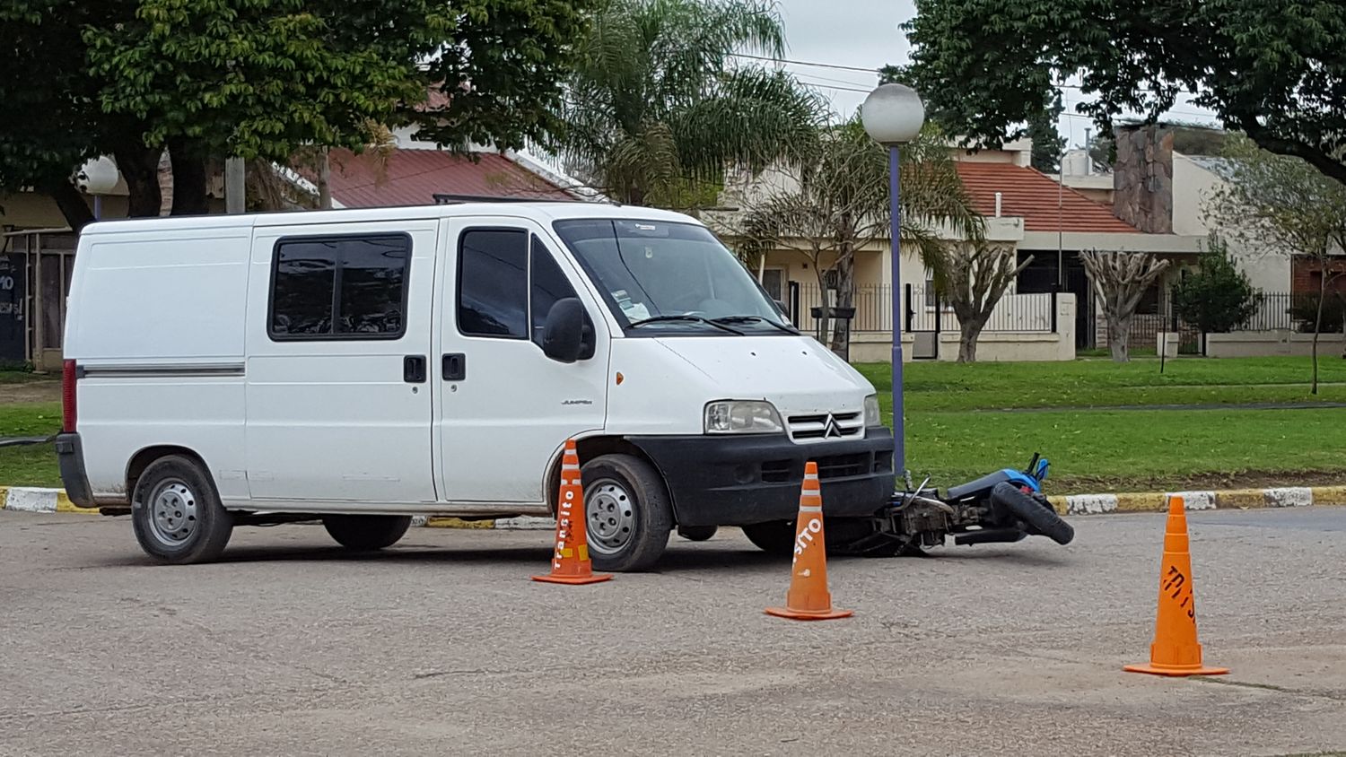 Lesiones leves para una motociclista accidentada en Independencia y Vieytes