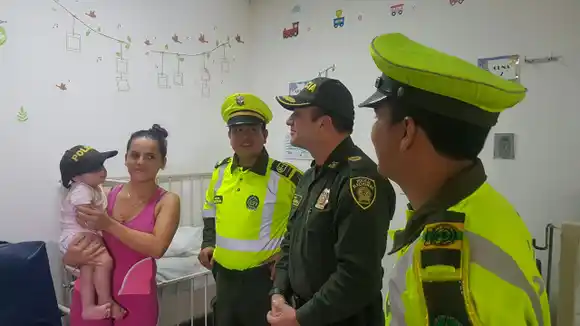Policías salvan a niña de 3 años que sufría un paro cardiaco