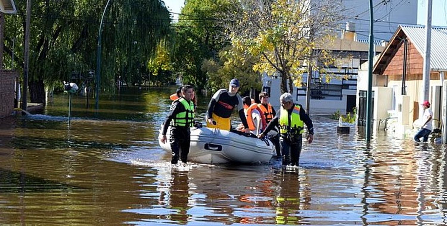 Hay más de mil personas afectadas por el desborde del Río Salto