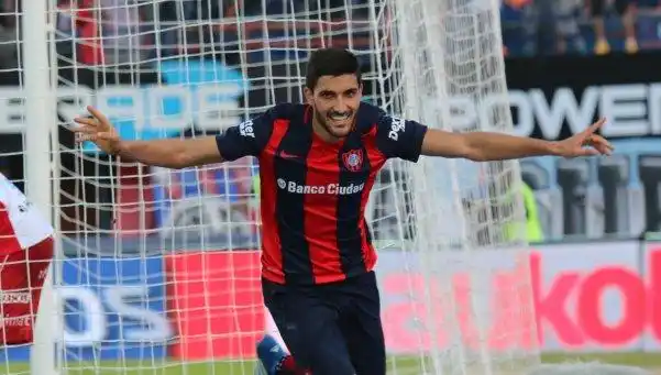 San Lorenzo se quedó con el clásico y la punta ante Huracán