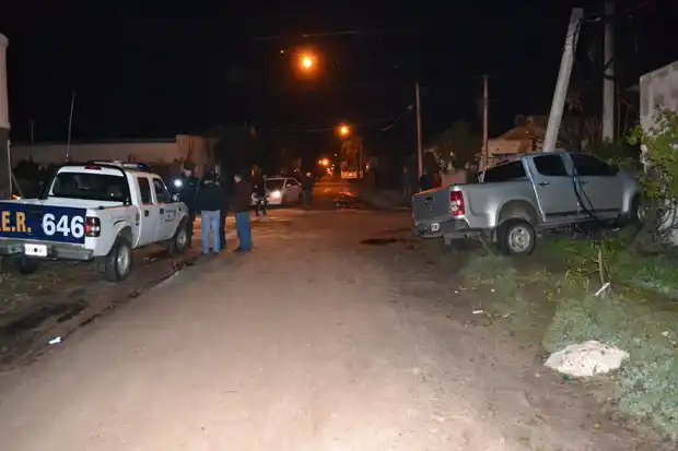 Una camioneta robada fue chocada contra una casa en la madrugada