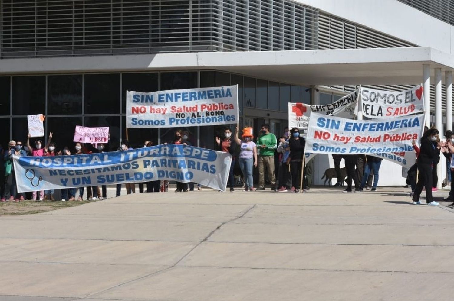 Enfermeros autoconvocados protestaron frente a los hospitales públicos