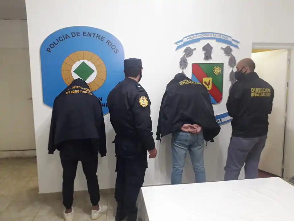 Detuvieron a quienes sustrajeron una cartera del interior de un auto