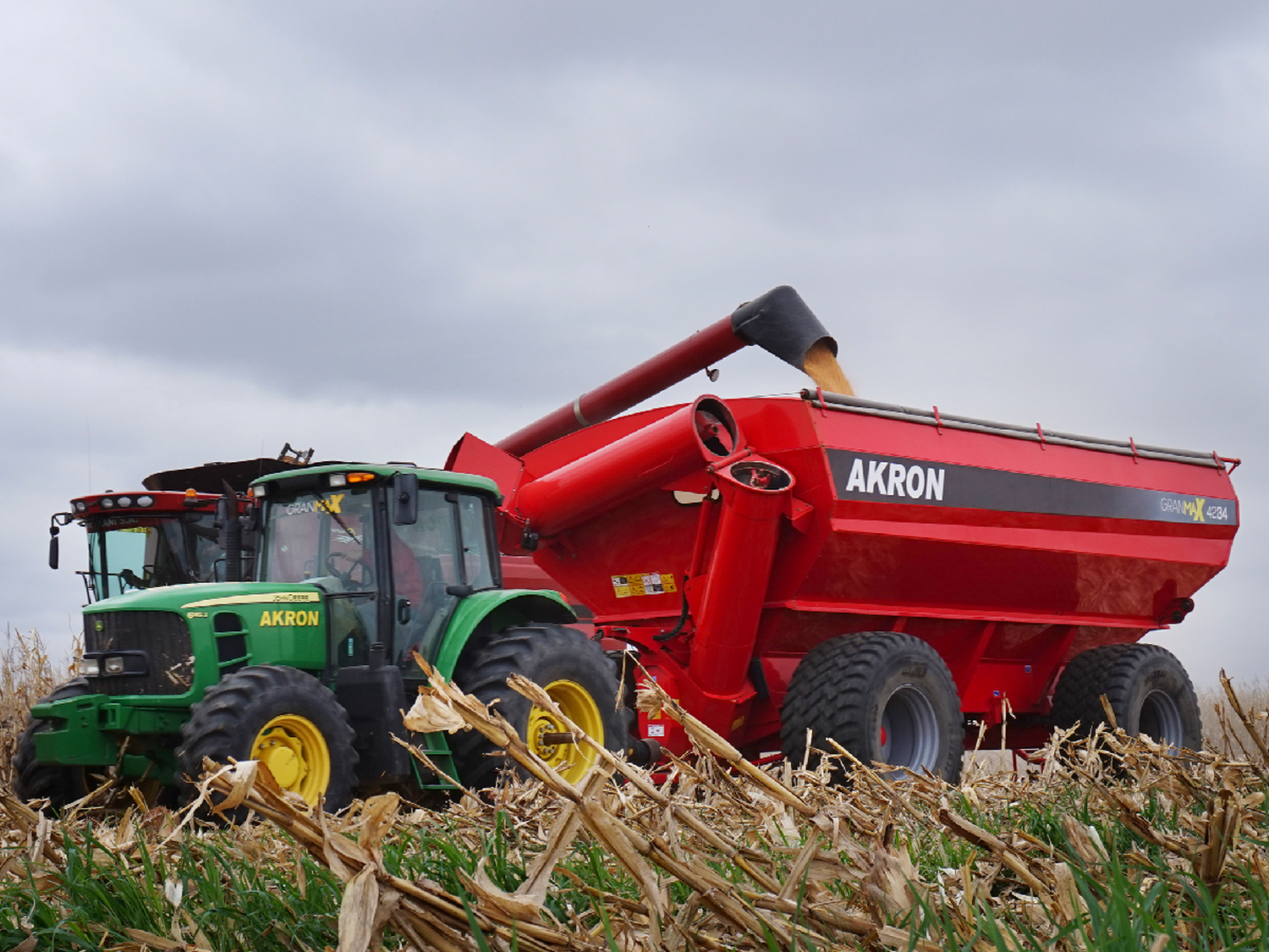 La maquinaria agrícola sale de la cuarentena y Akron vuelve a producir