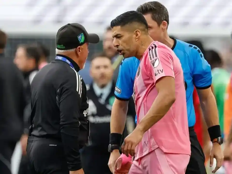 Suárez suspendido por escupir a un rival.Foto:AP