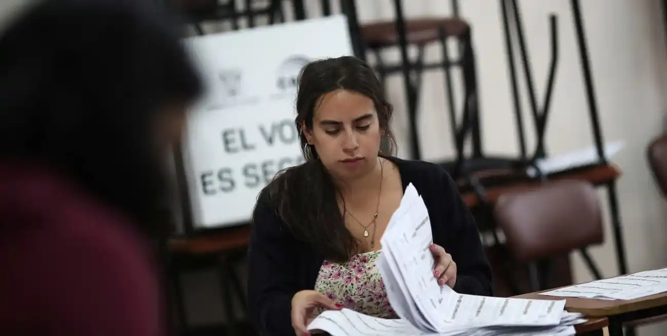 Una trabajadora electoral participa en el proceso de conteo de votos durante las elecciones presidenciales en Quito, Ecuador, 20 de agosto de 2023. Foto: Reuters