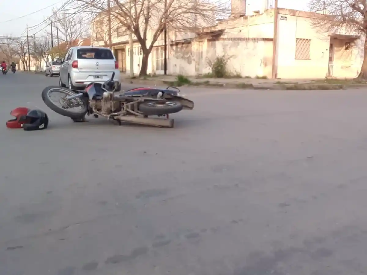 Motociclista lesionada al chocar con un automóvil