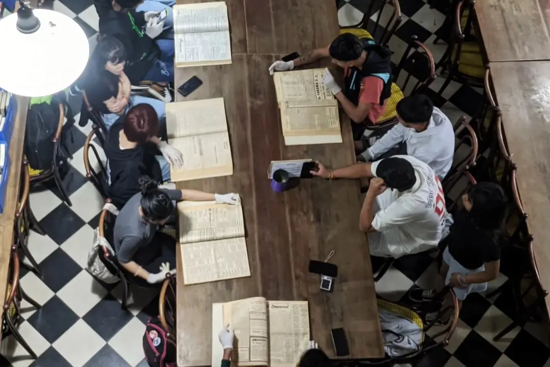 Estudiantes de la secundaria 10, ubicada en el km 13 de la ruta 191, semanas atrás en la Biblioteca, investigando para su proyecto.