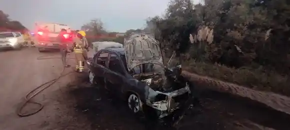 Tremendo susto cerca de Monigotes: un Chevrolet Corsa se prendió fuego en plena ruta