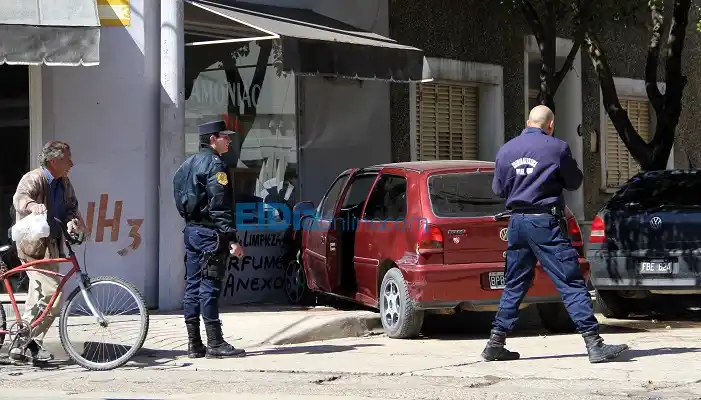 Chocó y quedó incrustado en la pared de un comercio 