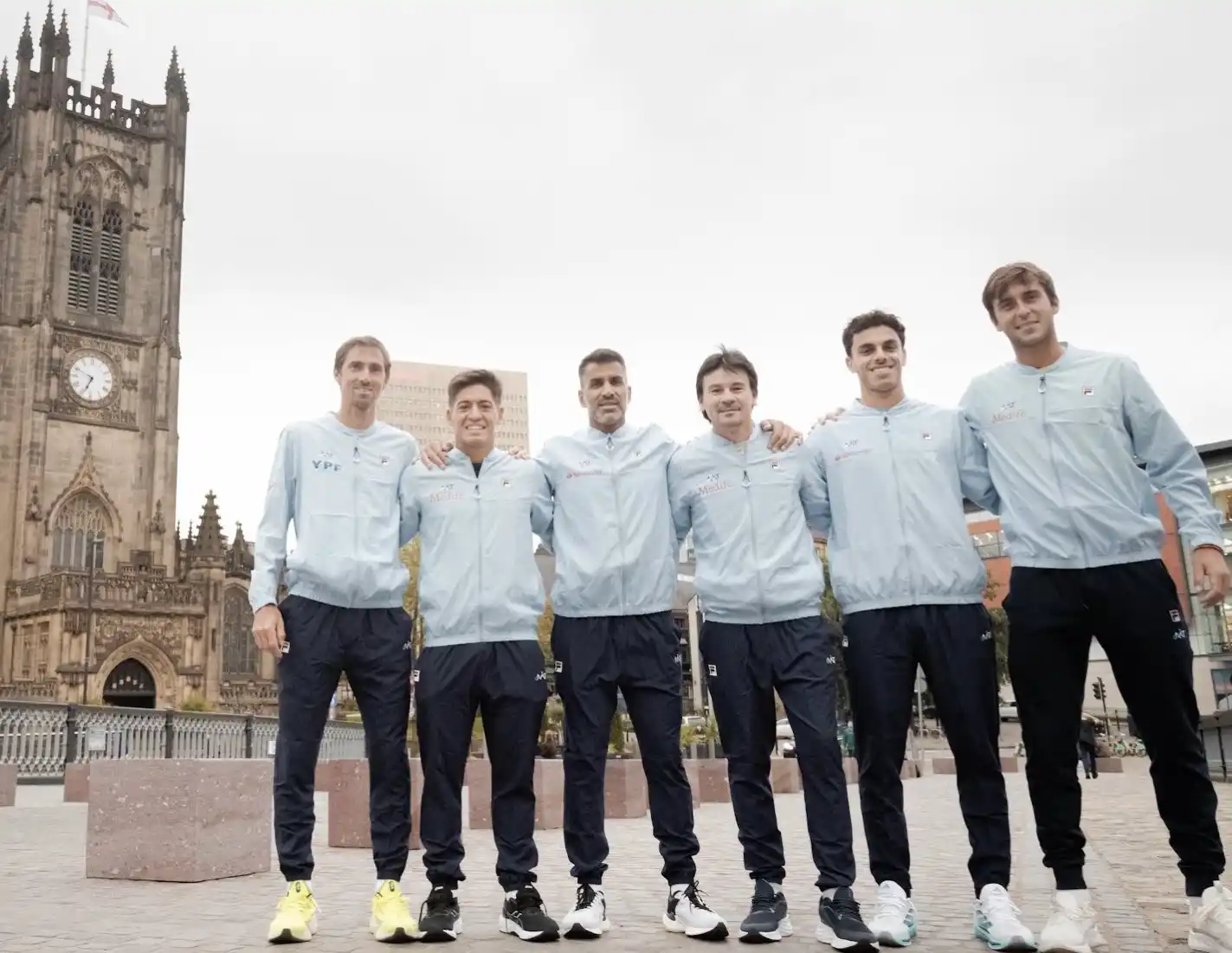 La formación completa del equipo argentino en suelo inglés.