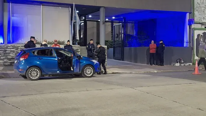 Una policía grave con un disparo: se presume un intento de suicidio