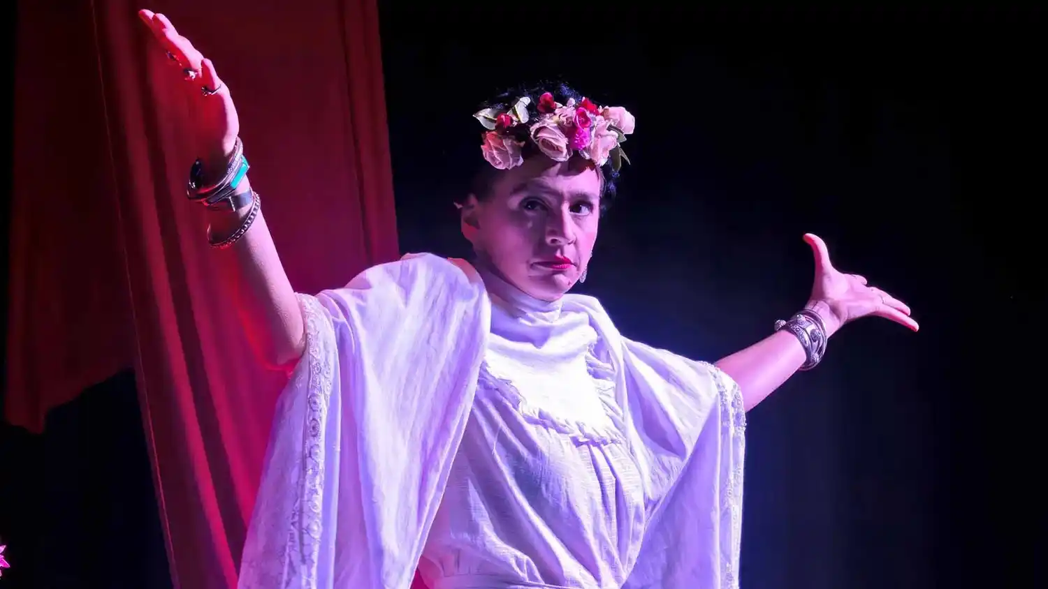 Laura Azcurra se pone en la piel de Frida Kahlo.