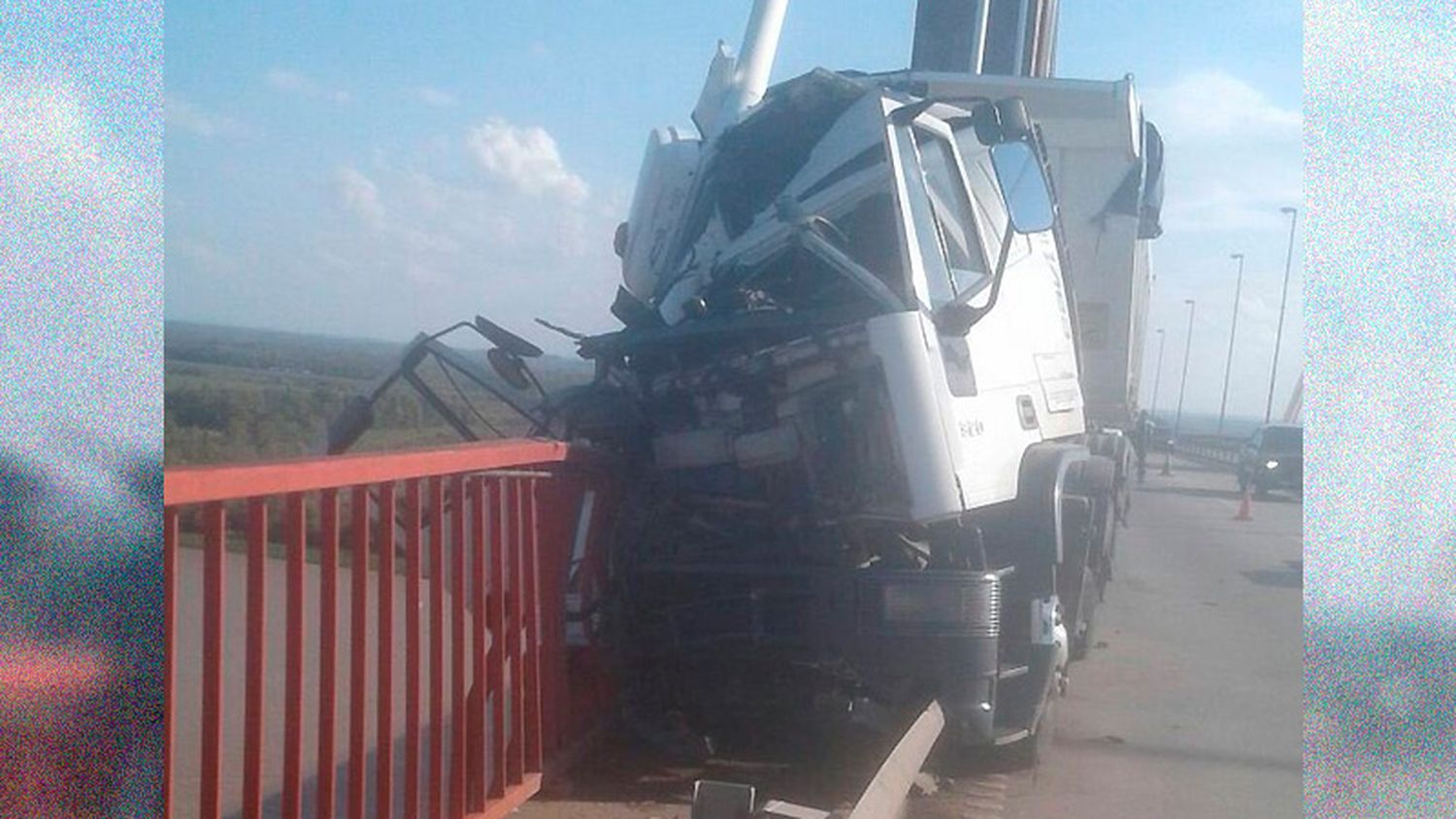 Accidente en el puente Zárate-Brazo Largo: un camión, a punto de caer al vacío