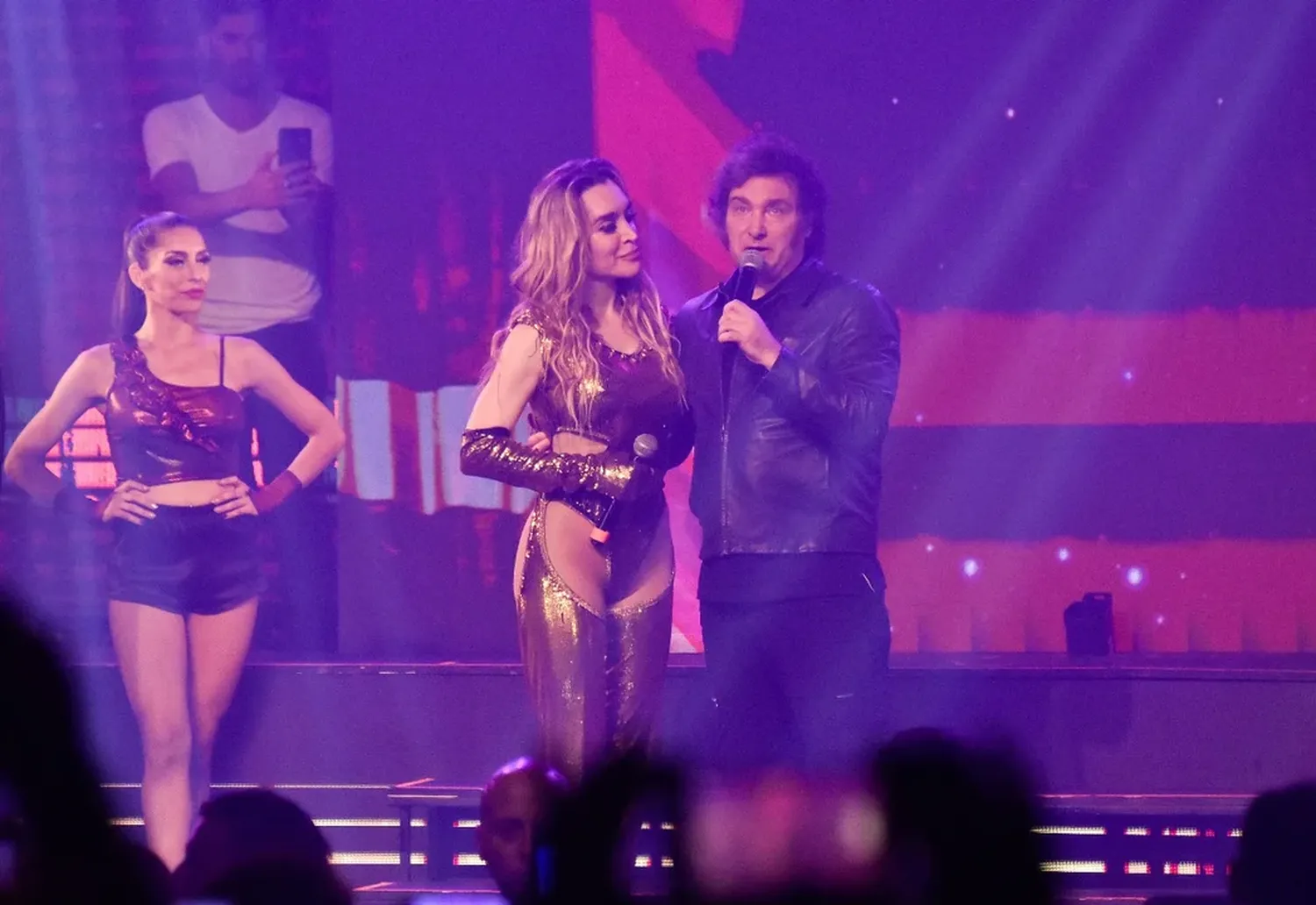 Milei asistió a la función de “Fátima 100%” y el público lo ovacionó