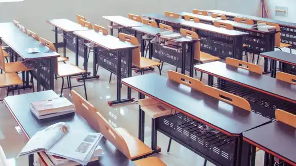 Durante una exposición escolar, sacó un lapicero y la agredió brutalmente (VIDEO SENSIBLE)