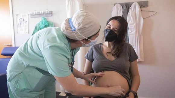 Los anticuerpos de la madre protegen al bebé frente al  covid-19 los primeros 2 meses