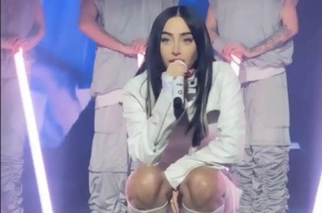 Vestida con un total look blanco, presentó su gira Alma Tour.
