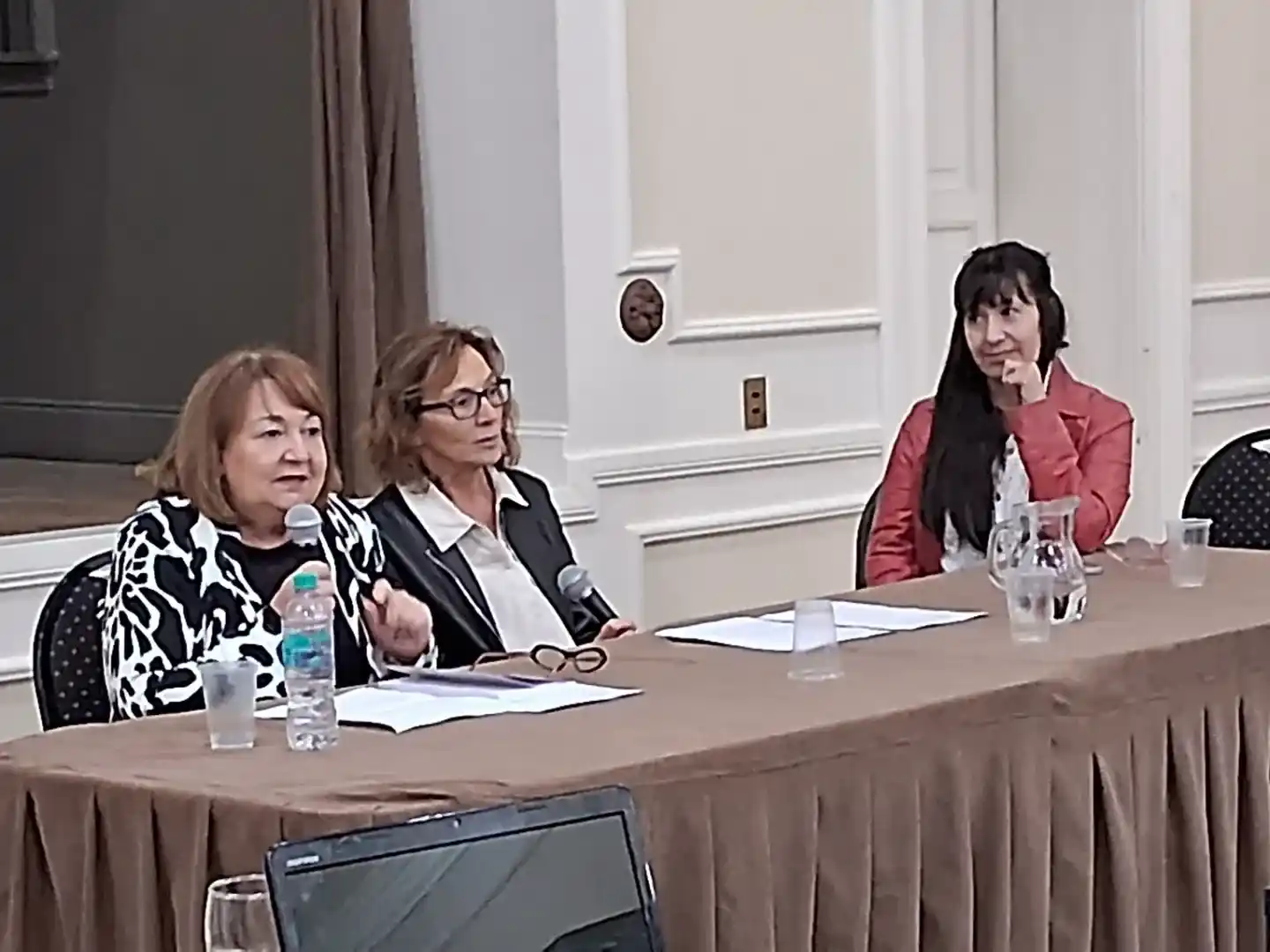 Sonia Toncovich, Susana Suffredini y Karina Carreño, durante una de las exposiciones.