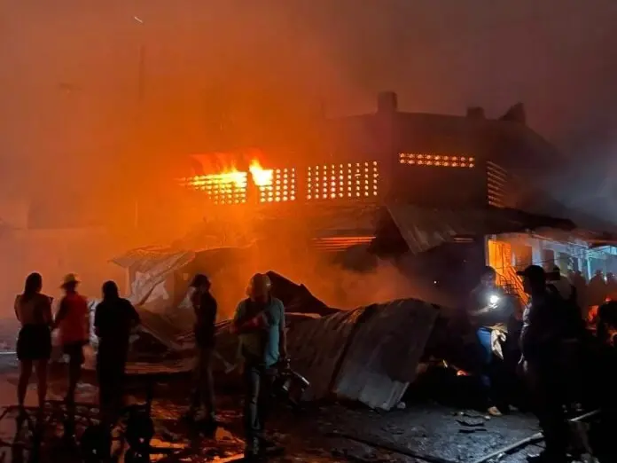 Honduras: se incendió un puesto que vendía pirotecnia y afectó a otros 100 comercios