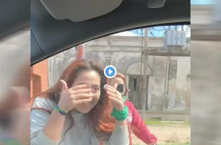 Militantes feministas escracharon a Amalia Granata durante una recorrida de campaña