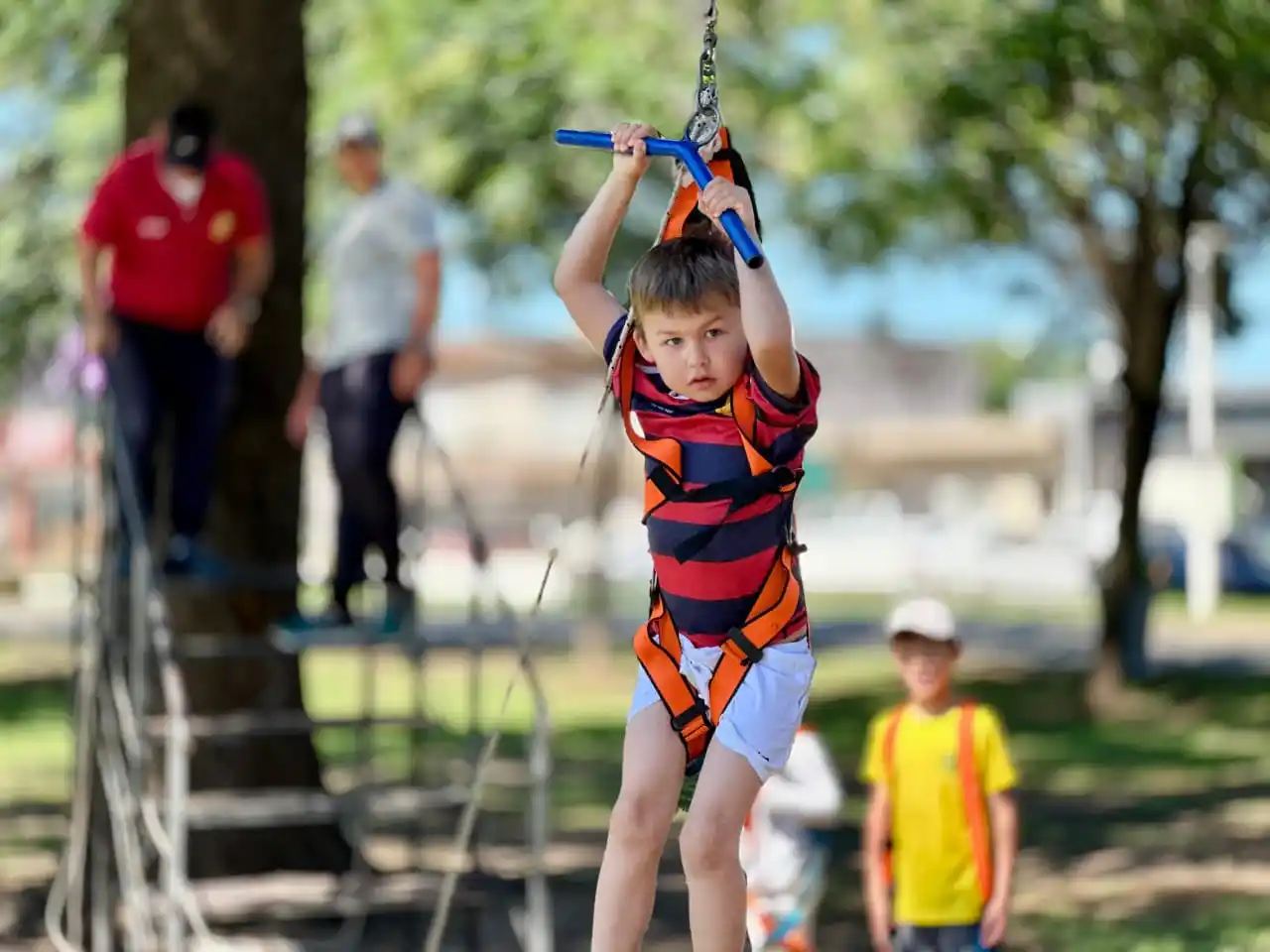 Pese a la tarde fresca, los chicos aprovecharon los rayos del sol y disfrutaron del aire libre. Foto: Ilustración