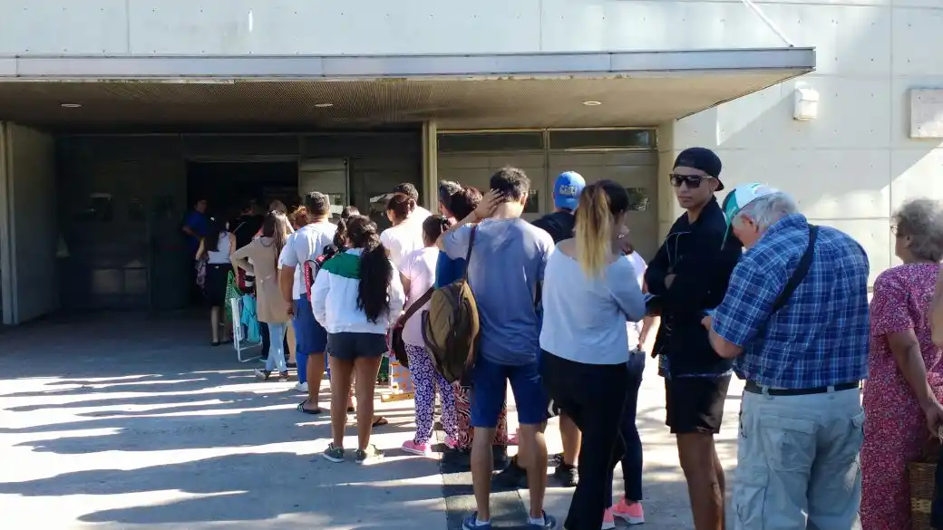 Noche de los Teatros: más de tres cuadras de cola para sacar una entrada