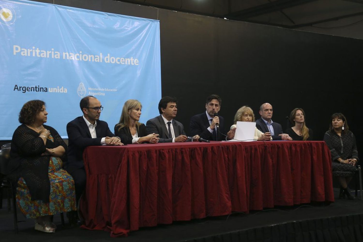 Los cinco gremios docentes acordaron un salario inicial de 23 mil pesos para marzo