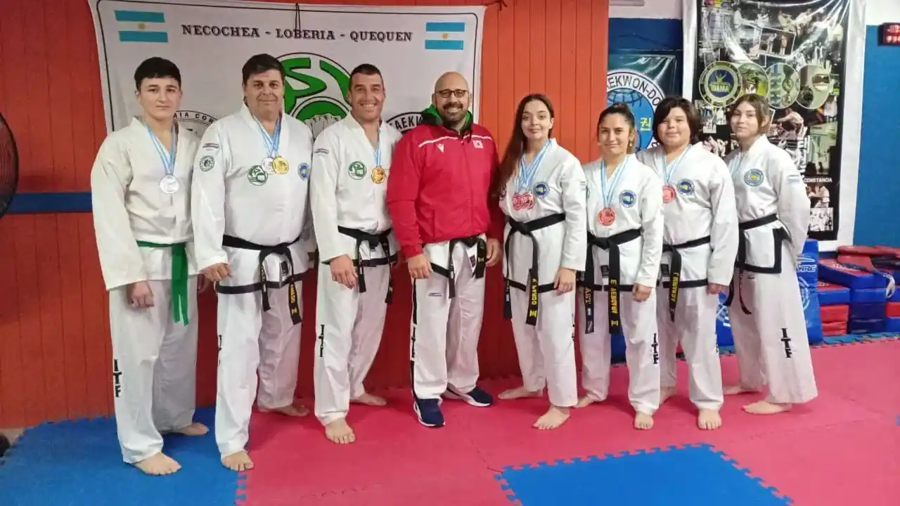 El instructor Carlos Correa, junto a los alumnos que compitieron en Don Bosco