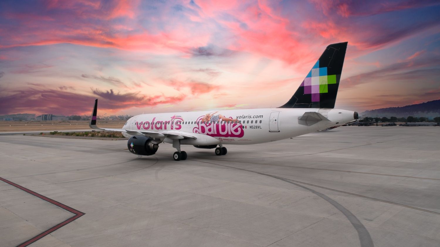 Volaris y Warner presentan un avión promocional de la película de Barbie