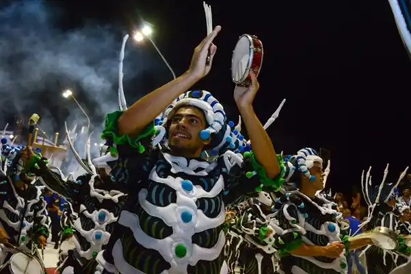  El Carnaval despidió Febrero con toda la magia y esta noche elige a la reina