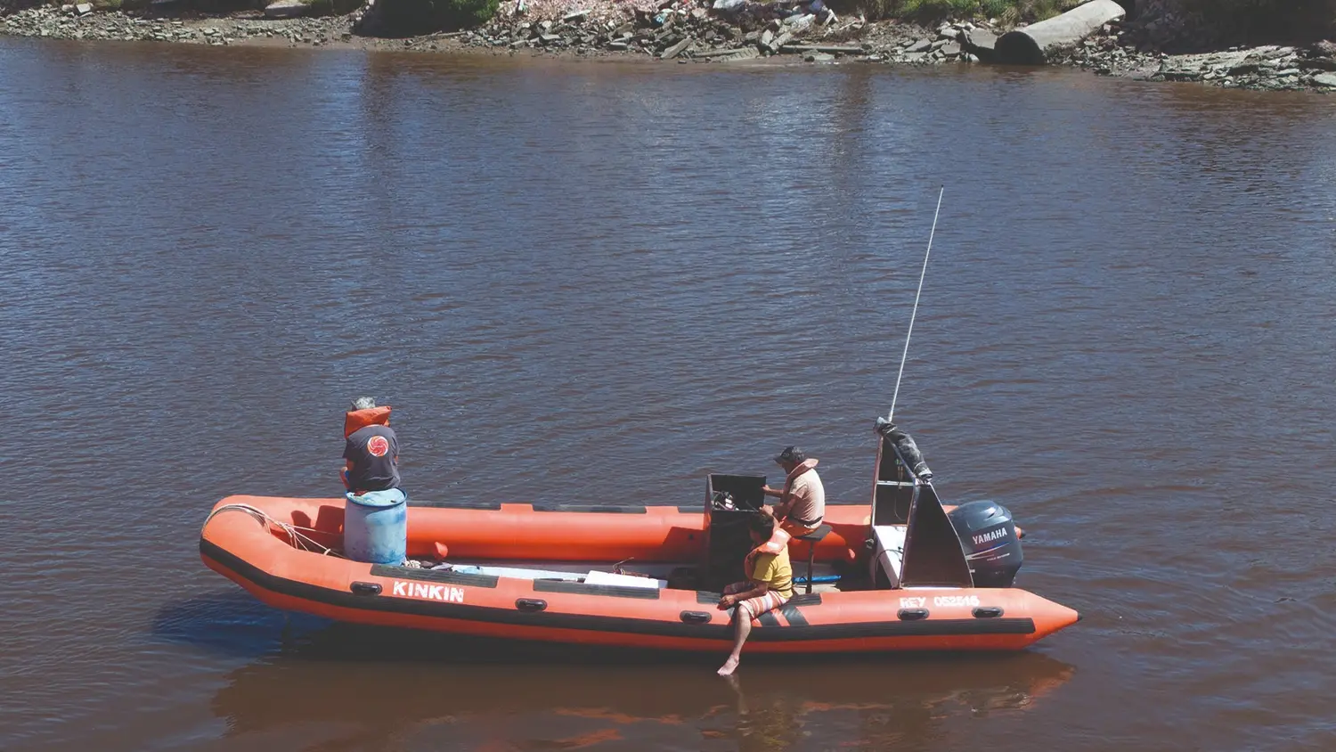 Intensificaron la búsqueda del joven que desapareció en el río Quequén