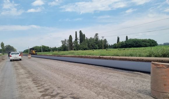 Ruta 1001: media calzada pavimentada llega hasta el acceso a Papel Prensa