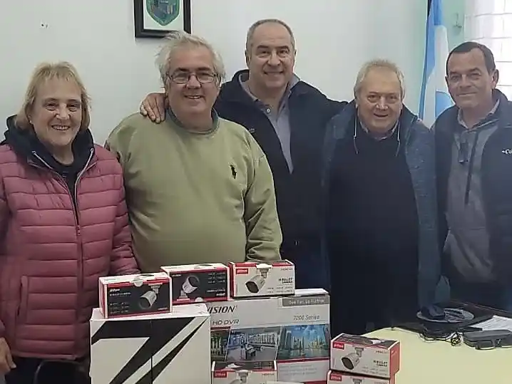El titular del nosocomio, Marcelo Laserna, recibe el equipamiento por parte de la asociación