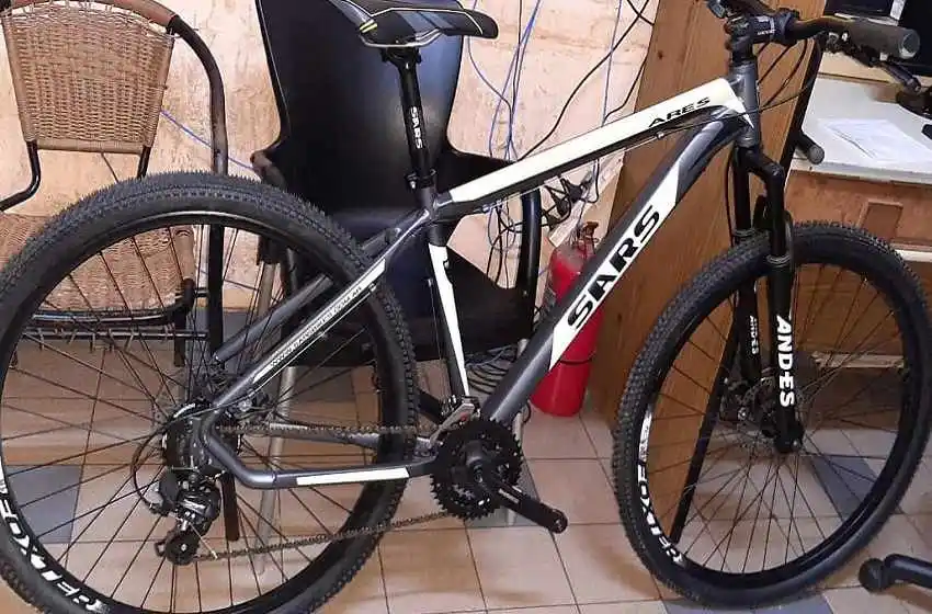 Con las manos en el manubrio: detuvieron a un joven de 19 años cuando intentaba robar una bicicleta