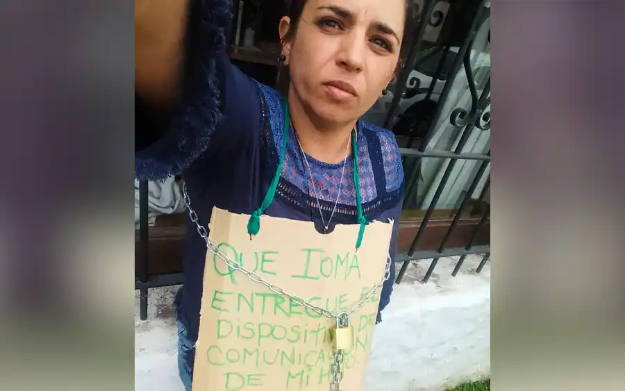 Casandra Manzano, de 38 años, mamá de Benjamín, se encadenó a IOMA