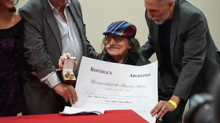 “Pasaré a llamarme ‘Doctor...'": Charly García recibió el doctorado Honoris Causa de la UBA y lo celebró a su estilo