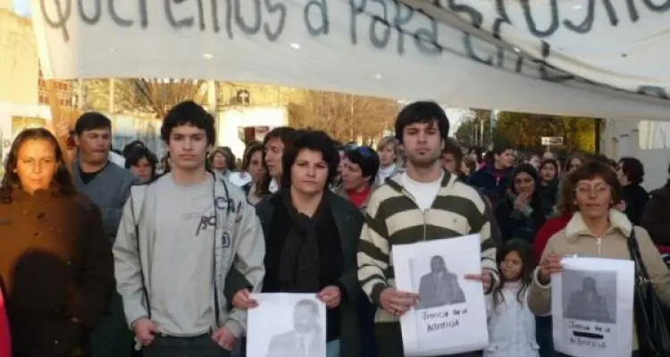 La sociedad dividida por la condena a un policía