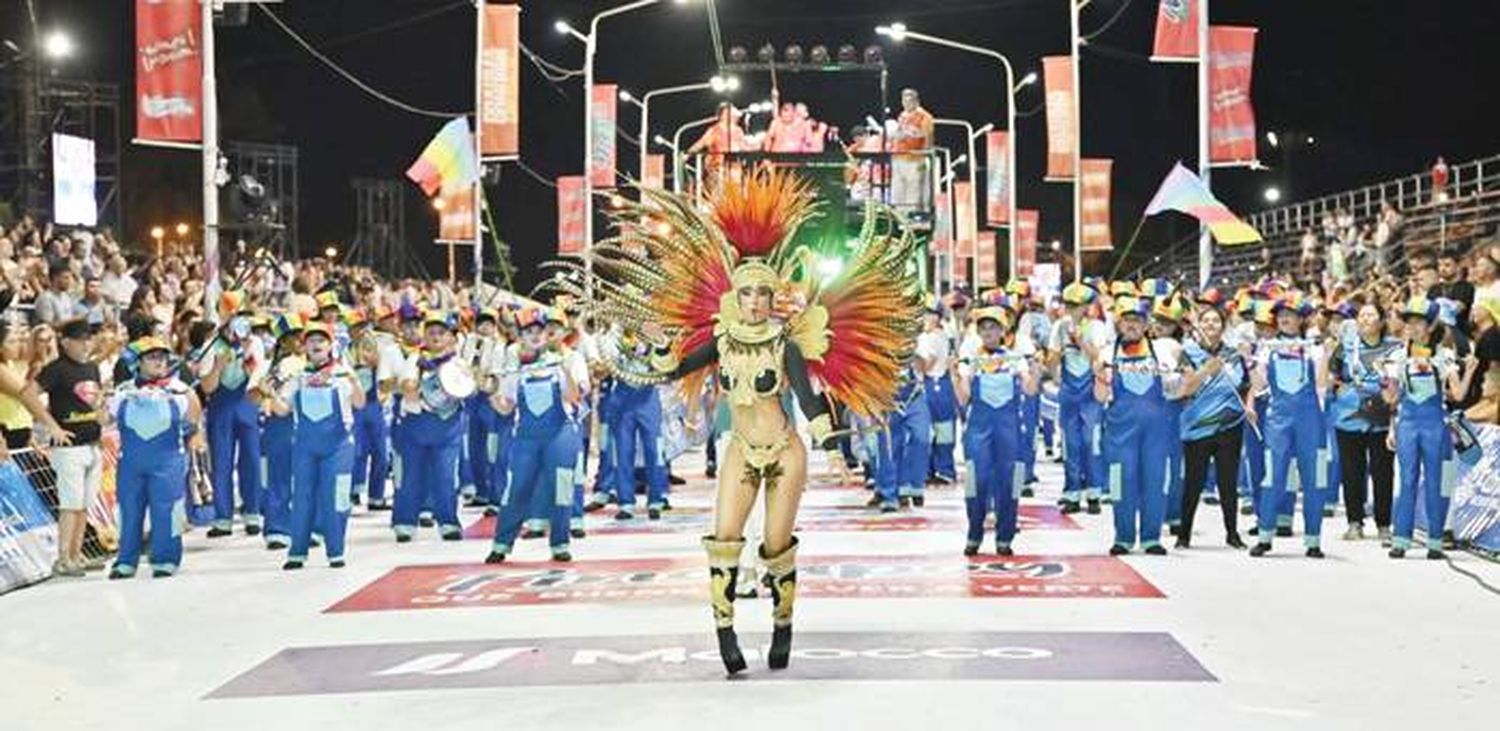 El carnaval está en marcha y convocó a miles  de espectadores en el corsódromo municipal